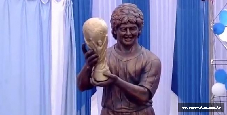 Maradona'nın Hindistan'da heykeli dikildi