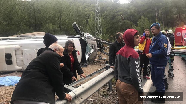 Antalya'da minibüs devrildi: 1 ölü, 26 yaralı