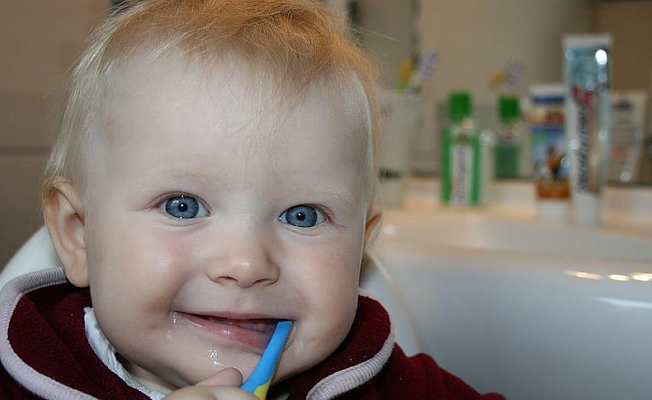 Diş bakımı bebeklikte başlamalı