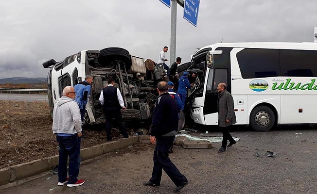 Manisa'da otobüs ile vinç yüklü kamyon çarpıştı: 17 yaralı