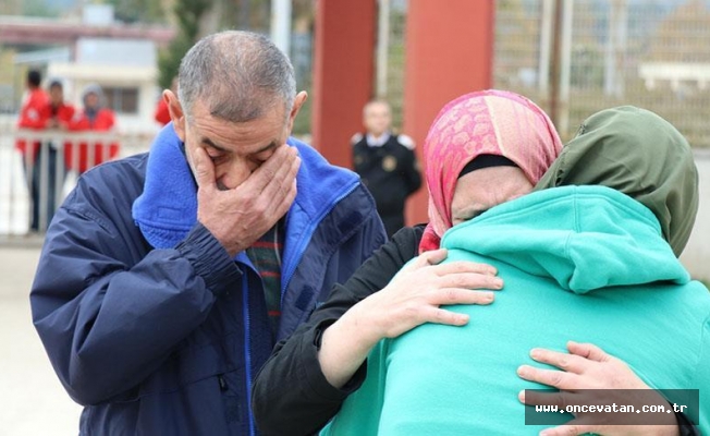Suriyeli kız ile ailesinin sınırda mutluluktan ağlatan kavuşması