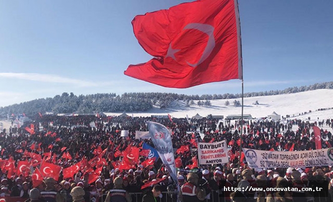 Sarıkamış şehitleri için 20 bin kişi karda yürüdü
