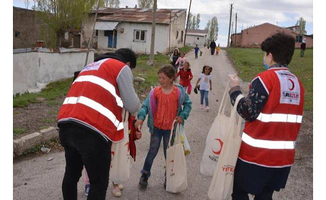 Erzurum'da Kızılay, dışarı çıkamayan çocuklara 'arifelik' dağıttı