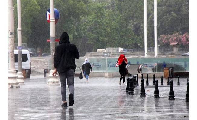 Taksim'de yağmura hazırlıksız yakalandılar