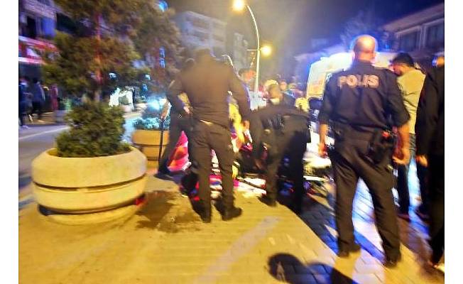 Kavga eden iki grup, polis ve bekçilere saldırdı: 2'si polis, 3'ü bekçi 6 yaralı