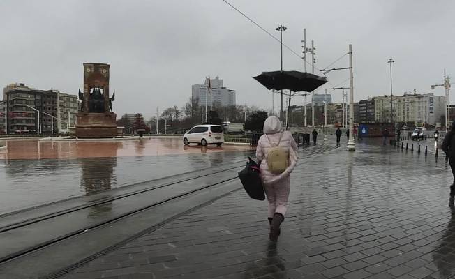 Taksim'de yağmur ve rüzgar zor anlar yaşattı