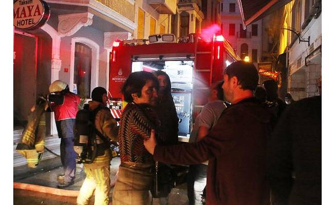Taksim'de yangında mahsur kalan otel müşterilerini esnaf ve itfaiye kurtardı