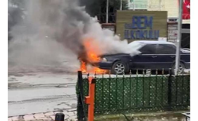 Ümraniye'de park halindeki otomobil alev alev yandı