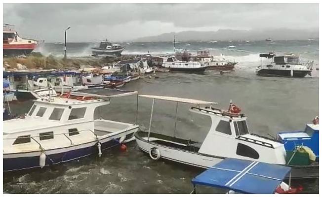 İzmir ve Balıkesir'de fırtına tekneleri batırdı