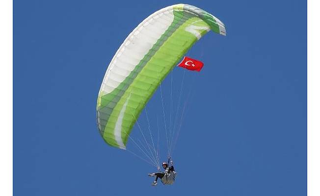 Paraşütçülerden Türk bayraklı '19 Mayıs' atlayışı