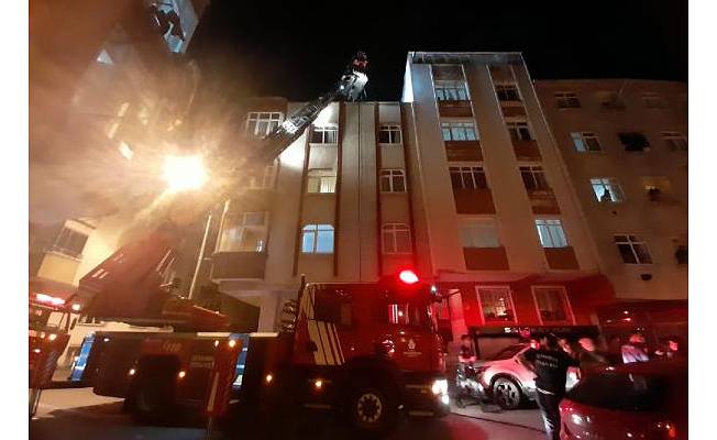 Zeytinburnu'nda 4 katlı binanın en üst katında yangın: 1 ölü 