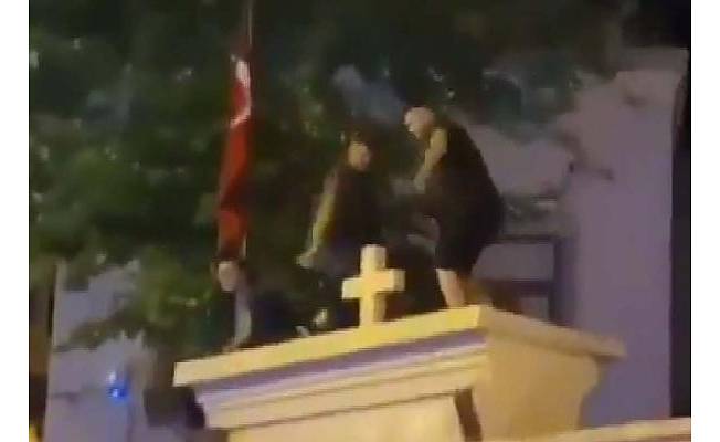  İstanbul Valiliği: Kilisenin kapı duvarına çıkan 3 kişi gözaltına alındı