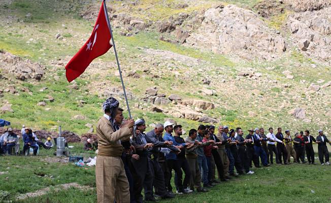 Terörden arındırılan yaylada Türk bayraklarıyla halay çektiler