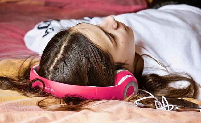 Yüksek seslere 8 saatten fazla maruz kalmak işitme sağlığına zararlı