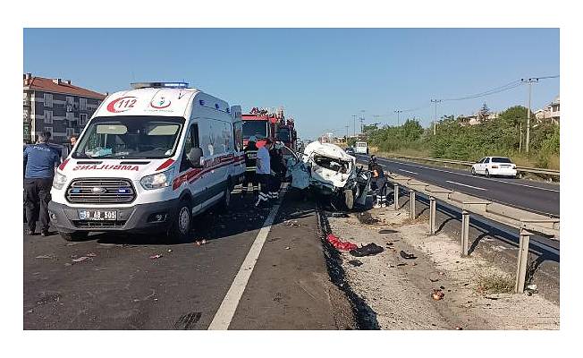 Servis minibüsü, önündeki otomobile çarptı: 2 ölü, 4 yaralı