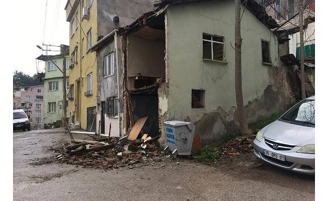Bursa'da fırtına hayatı olumsuz etkiledi