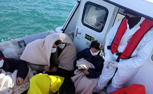 Didim'de yelkenli devrildi: 1 göçmen öldü, 9'u kurtarıldı