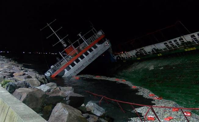 Maltepe Sahili'nde lodos nedeniyle kıyıya oturan gemi battı