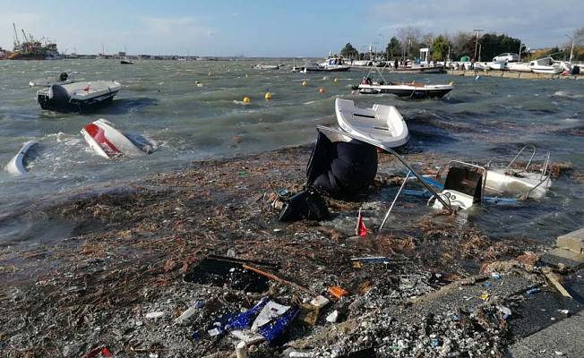 Silivri'de lodos balıkçı teknelerini batırdı
