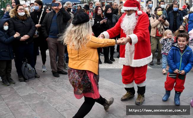Kuşadası'ndaki yabancılar Noel'i kutladı