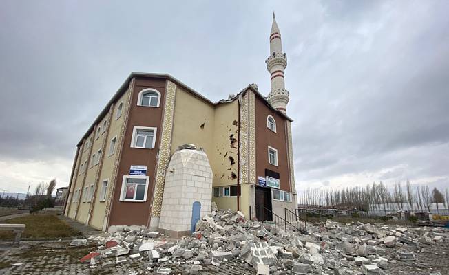 Sivas'ta kuvvetli rüzgarda caminin minaresi yıkıldı