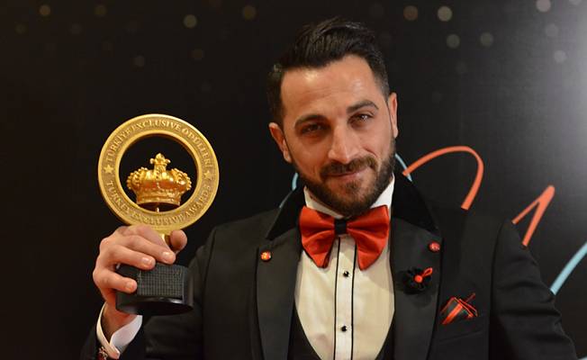 Ünlü senarist Ömer Gürkan Şimşek, 'Yılın En Başarılı Senaristi' ödülünü aldı!