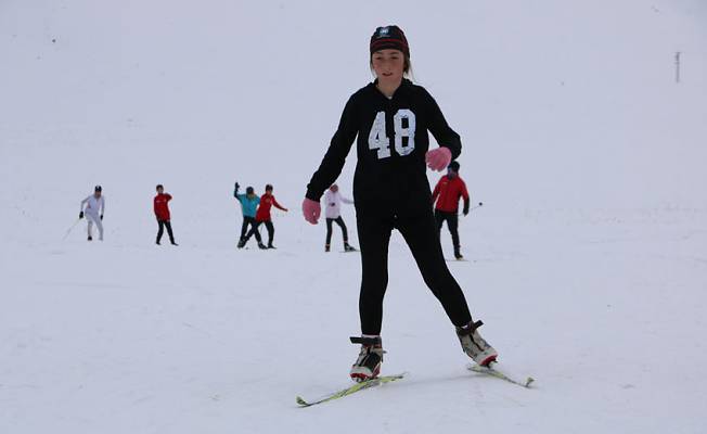 Yüksekova'nın karlı dağlarında Türkiye şampiyonasına hazırlanıyorlar