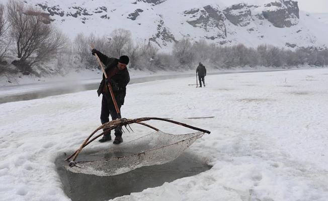 Ağrı’da balıkçılar, eksi 30 derecede buzu kırıp balık avlıyor