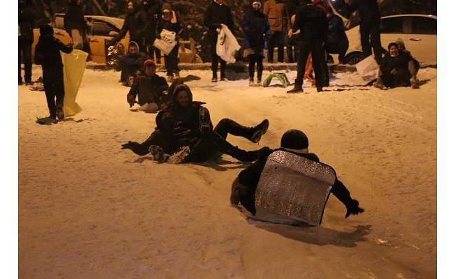 Ankaralılar, karın tadını kayak yaparak çıkardı
