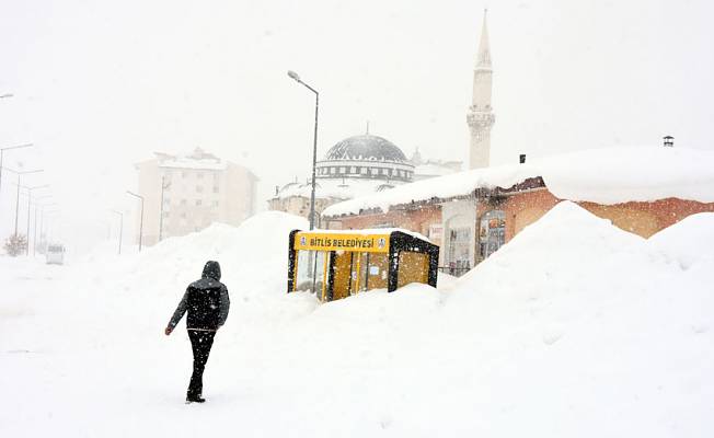Bitlis'te 106 köy yolu kapandı; araçlar kar altında