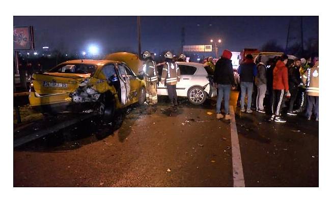 Esenler'de iki kazada 7 araç birbirine girdi: 4 yaralı