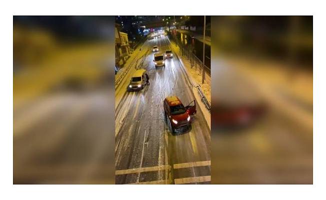 İstanbul'da kar, sürücülere zor anlar yaşattı 