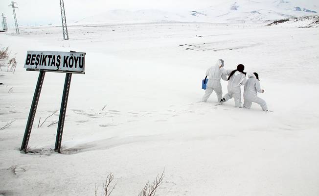 Korona savaşçılarının karla mücadelesi