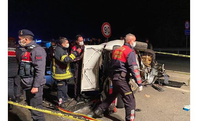 Otomobil TIR'a arkadan çarptı: 2 ölü, 3 yaralı