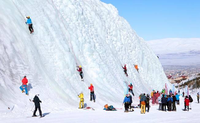 Palandöken'deki Buz Tırmanışı Festivali'nde 'buz dağı'na yoğun ilgi