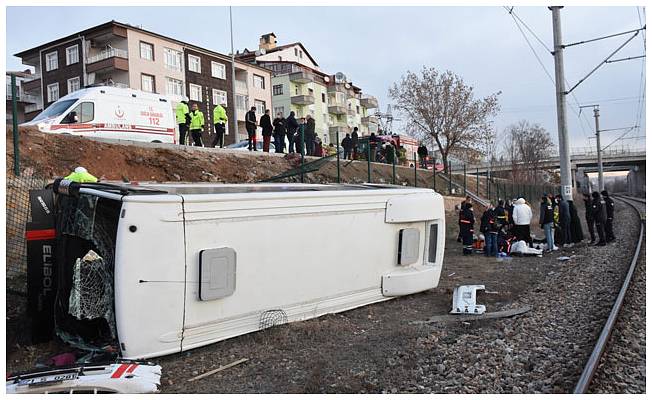 Servis midibüsü tren yoluna devrildi: 15 yaralı