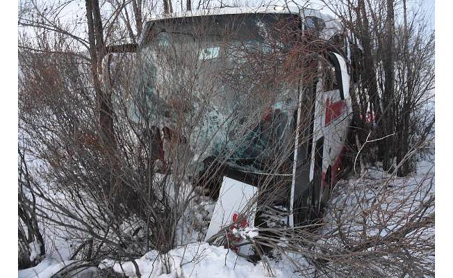Sivas’ta yolcu otobüsü kamyonetle çarpıştı: 2 ölü, 19 yaralı