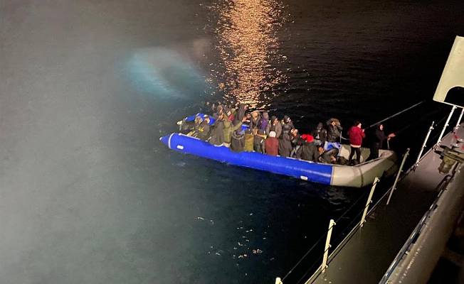 Ayvalık açıklarında Yunanistan'ın geri ittiği bottaki 31 göçmen kurtarıldı