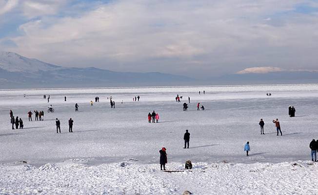 Buzları erimeye başlayan Eğirdir Gölü'nde tehlikeli yürüyüş