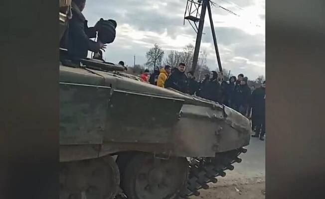Ukrayna’da silahlanan siviller, Rus tankını durdurdu