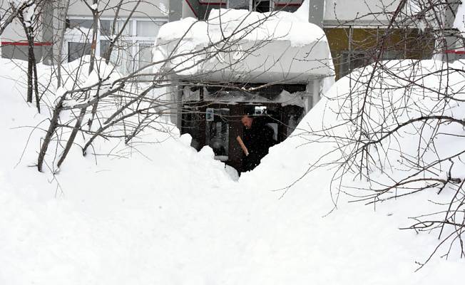 Bitlis'te kar kalınlığı 2 metreyi aştı; ev ve araçlar kara gömüldü
