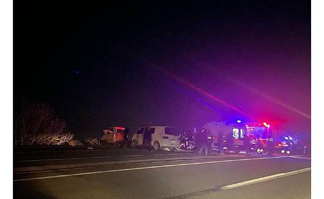 İzmir'de kamyonet ile minibüs çarpıştı: 1 ölü, 3 yaralı 