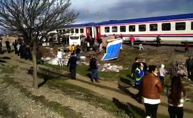 Kamyonet ve tren, hemzemin geçitte çarpıştı; 2 kişi yaralı, 41 küçükbaş öldü