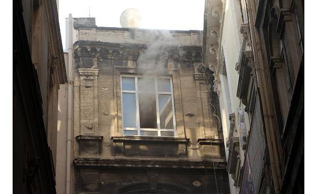 Karaköy'deki Abed Han'da yangın