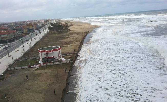 Karasu’da kıyı erozyonu; 20 metrelik aşınma oldu