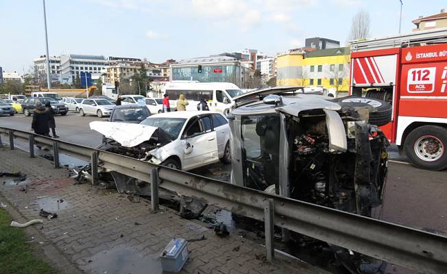 Maltepe'de hafif ticari araç taklalar atarak 3 araca çarptı: 5 yaralı