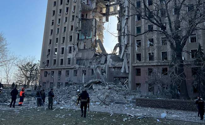 Mykolayiv’de bombardıman sonrası devlet binasının ortasında delik açıldı