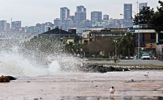 Samsun'da sahile vuran dalgalar hasara yol açtı