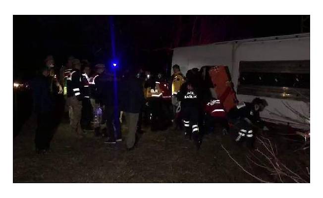 Yolcu otobüsü şarampole devrildi: 2 ölü, 32 yaralı