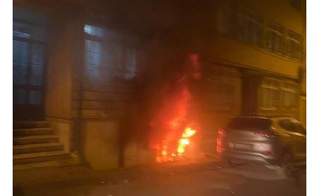 Fatih'te 5 katlı binanın bodrum katındaki daire alev alev yandı